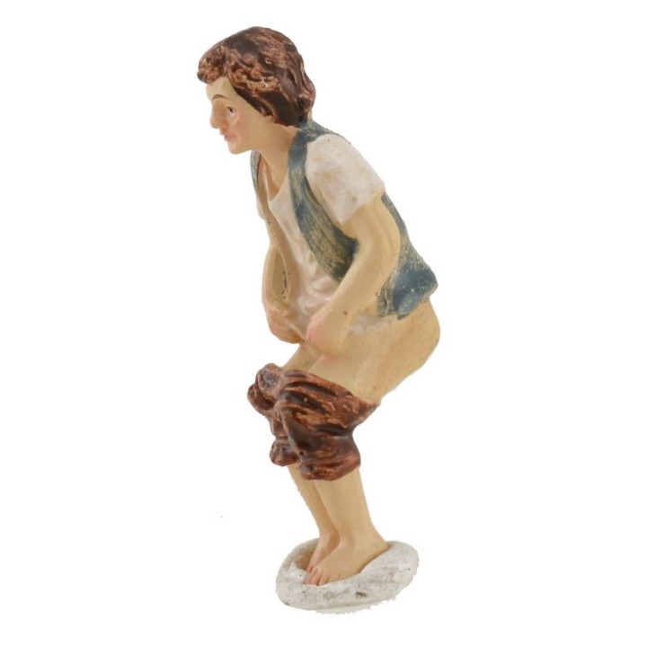 Man making need 8 cm series in resin