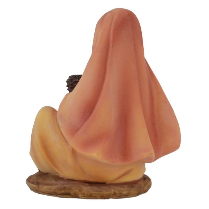 Donna seduta con cesto in resina serie 15 cm
