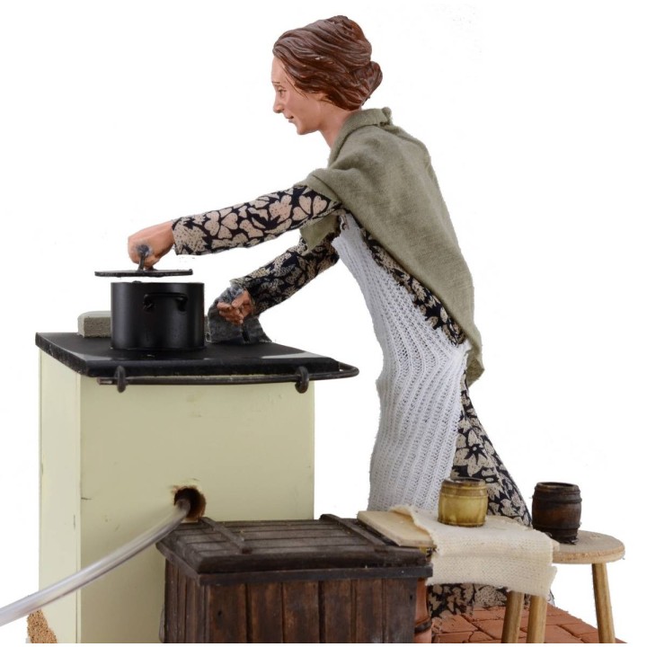 Donna 30 cm in cucina con movimento e effetto fumo