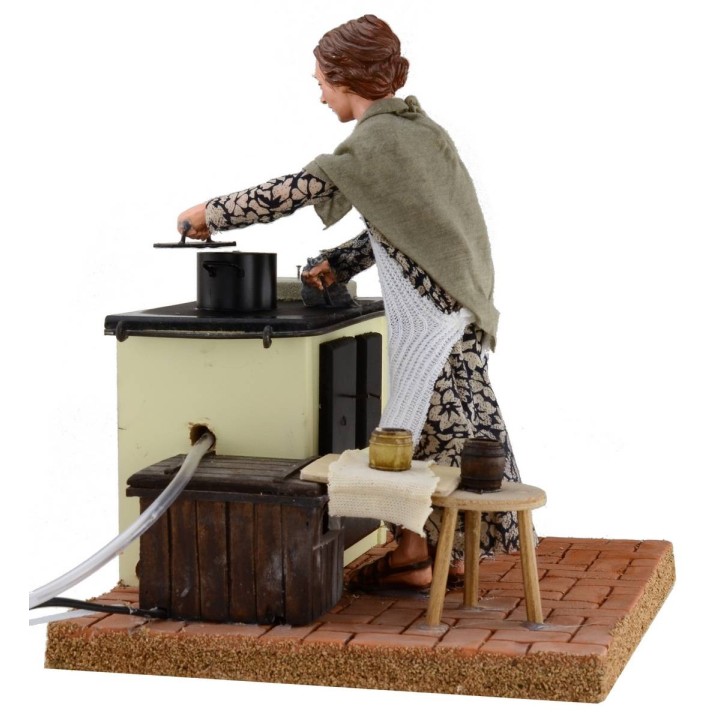 Mujer de 30 cm en la cocina con movimiento y efecto de humo.