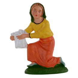 Mujer arrodillada con paño serie de 10 cm en pvc