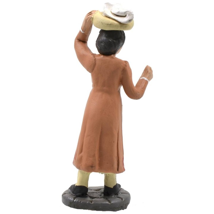 Mujer con cesto de ropa 10 cm
