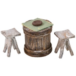 Mesa con 2 taburetes de madera para estatuas de 12 cm.