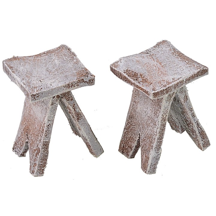 Table with 2 wooden stools for 10 cm statues