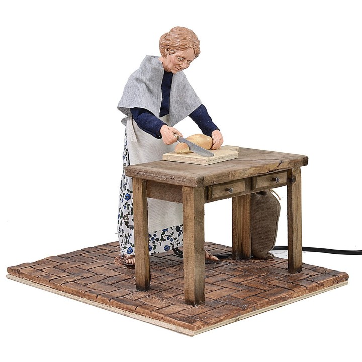 Mujer popular que corta el pan en movimiento 30 cm