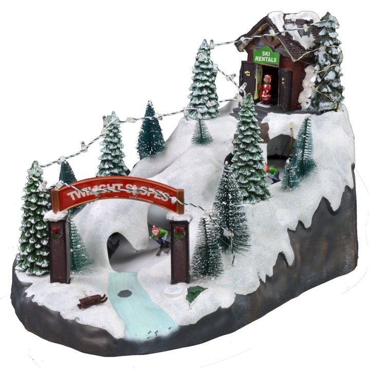 Escenario navideño con pista de esquí funcionando con baterías