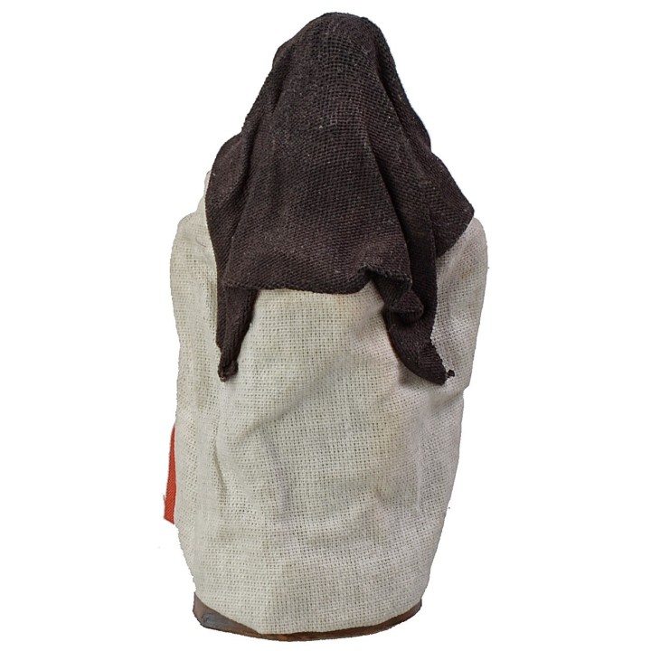 Mujer que sacude la ropa 10 cm