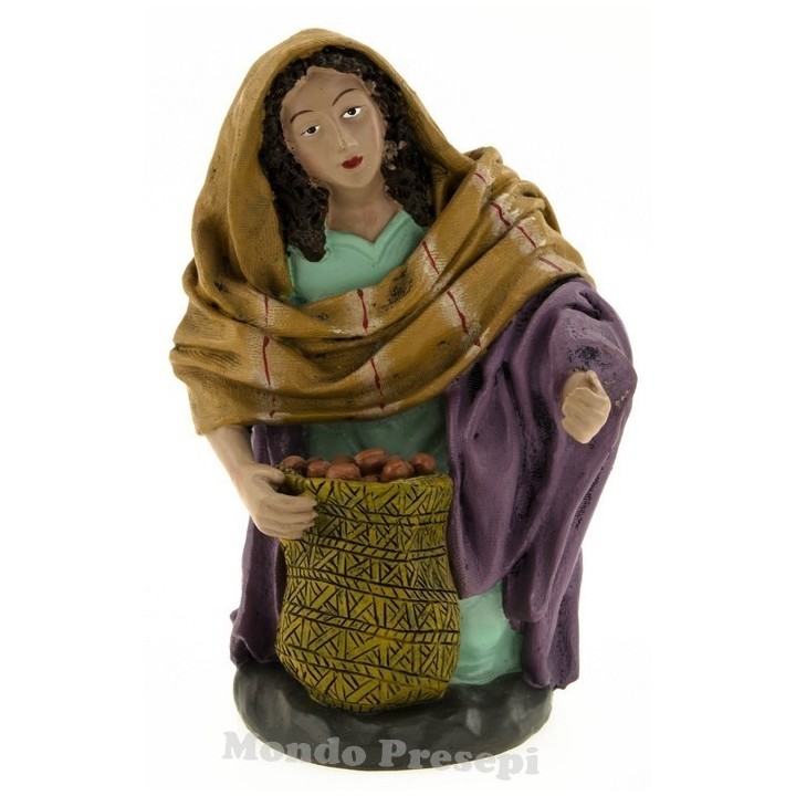 Mujer de 15 cm de rodillas con saco