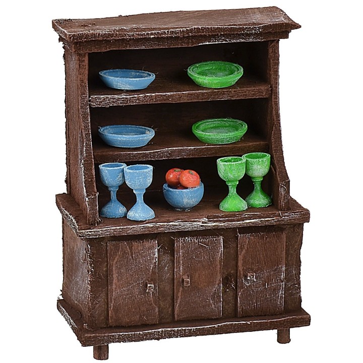 Aparador de madera envejecida con porcelanas coloridas de