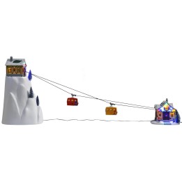 Teleférico navideño iluminado con telecabinas en funcionamiento