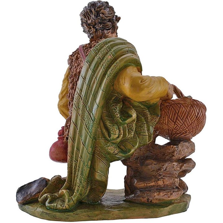 Man kneeling with gifts 20 cm Euromarchi