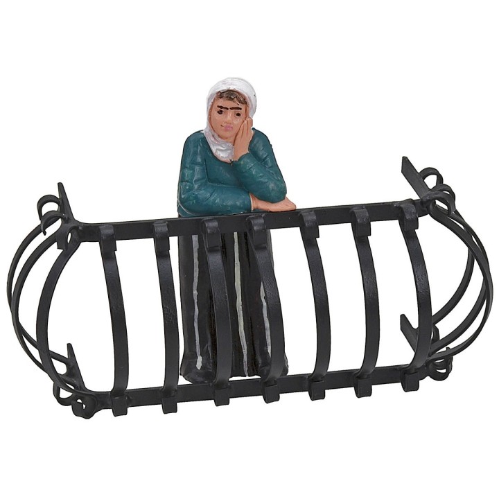 Woman facing 10 cm Euromarchi