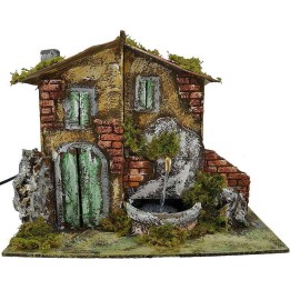 Casa belén con fuente de 33x18x25 cm de altura.