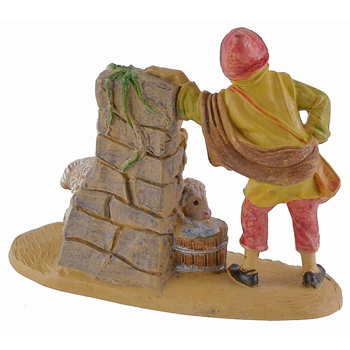Pastor en la fuente con cordero 8 cm en pvc
