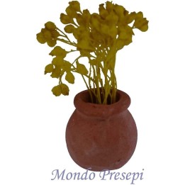 Jarrón de terracota con flores amarillas