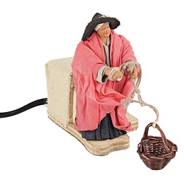 Woman with 10 cm moving basket