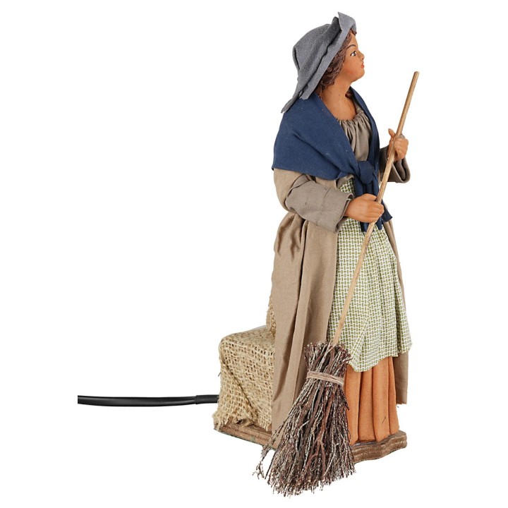Donna che spazza in movimento 24 cm