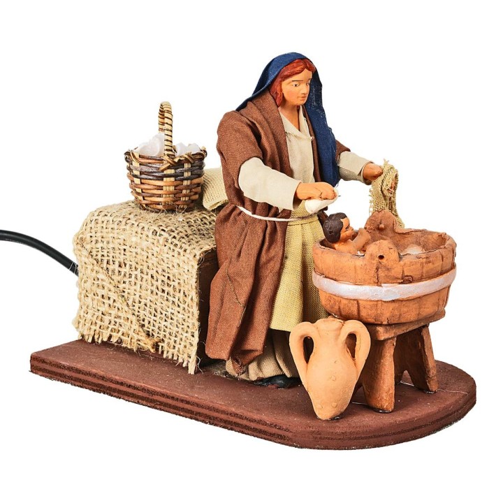 Mujer que lava al niño serie 12 cm en movimiento