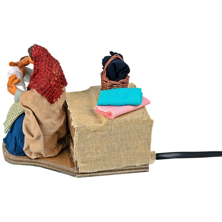 Donna che allatta in terracotta in movimento 10 cm
