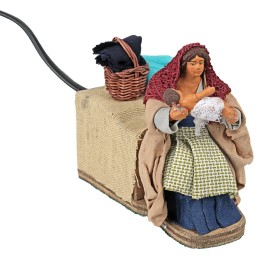 Donna che allatta in terracotta in movimento 10 cm