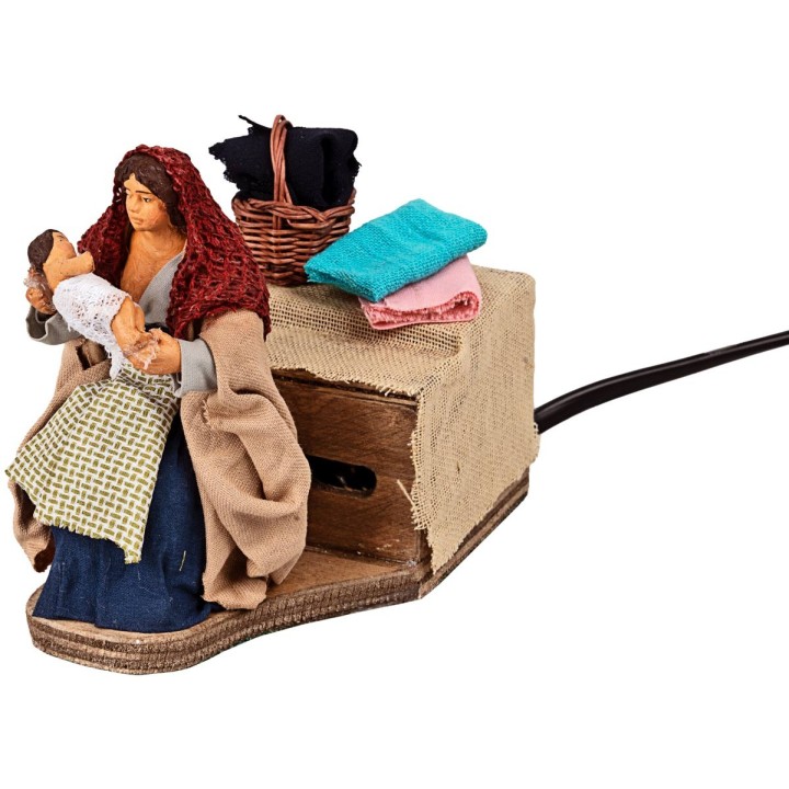Donna che allatta in terracotta in movimento 10 cm