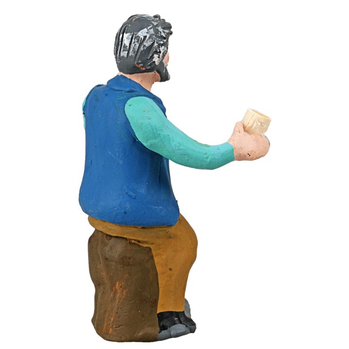 Hombre sentado con vaso en mano de la serie 10 cm en terracota
