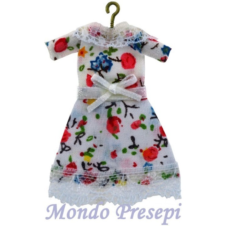 Perchero con vestido blanco estampado