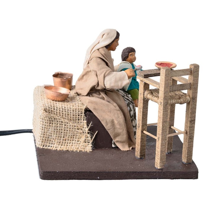 Mamá que da de comer al niño serie 12 cm en movimiento