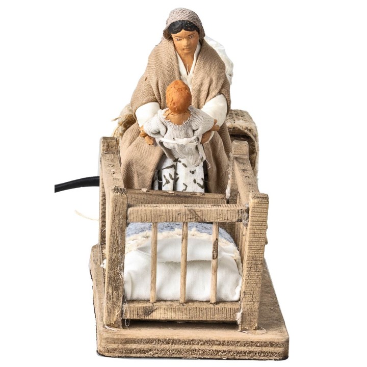 Mamá que toma al niño de la cuna 10 cm en movimiento