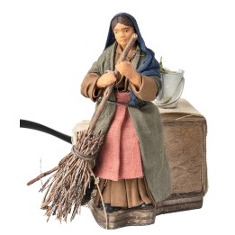 Donna che spazza 10 cm in movimento