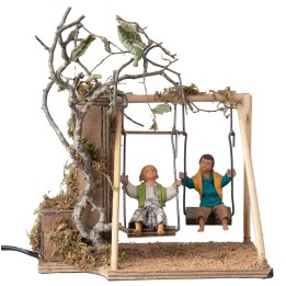 Pareja de niños en columpio de 14 cm en movimiento