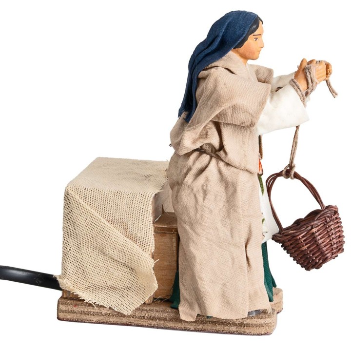 Mujer que baja cesta 12 cm en movimiento