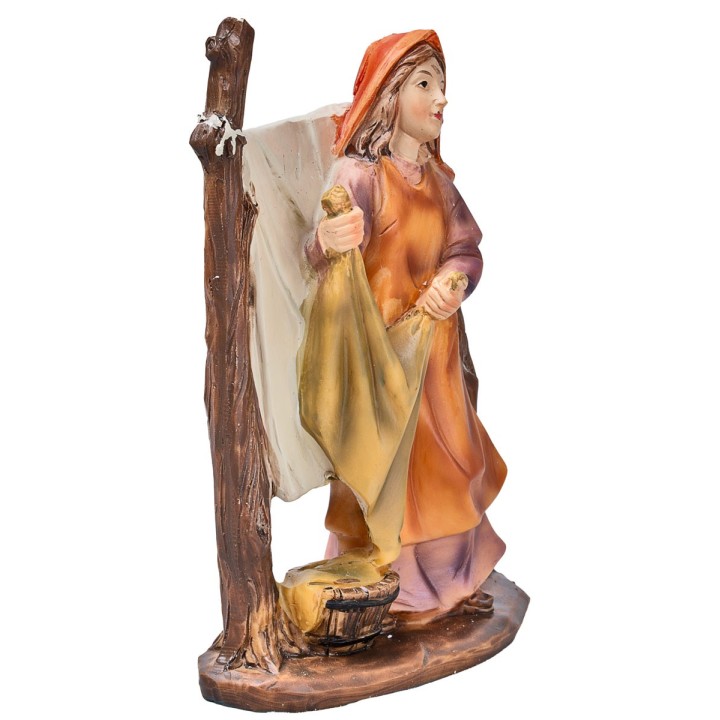Donna che stende i panni in resina 10 cm
