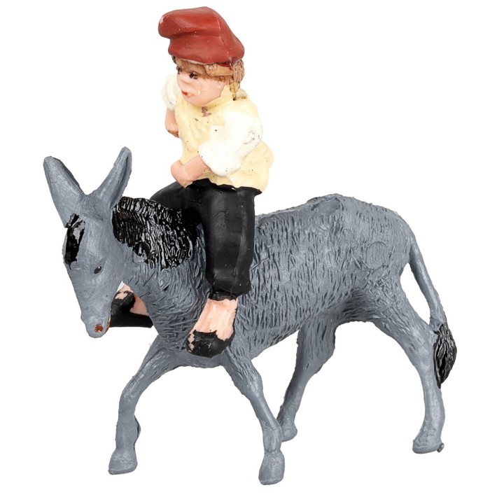 Hombre con látigo montando un burro