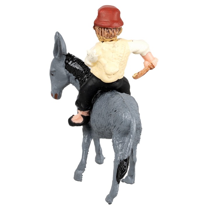 Hombre con látigo montando un burro