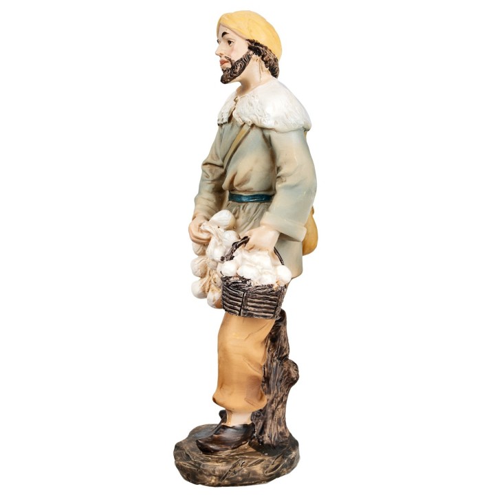Man with garlic bunches 15 cm in resin