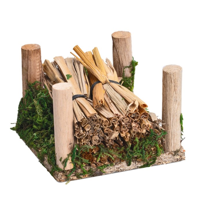 Stacked straw bundles cm 8x8x5.8 h.