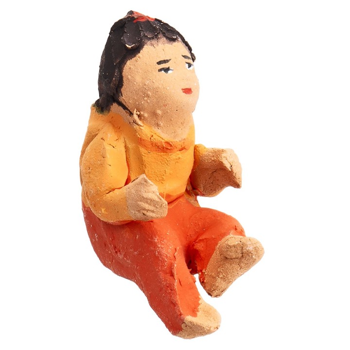 Niña sentada en terracota con coloración naranja 3,6 cm