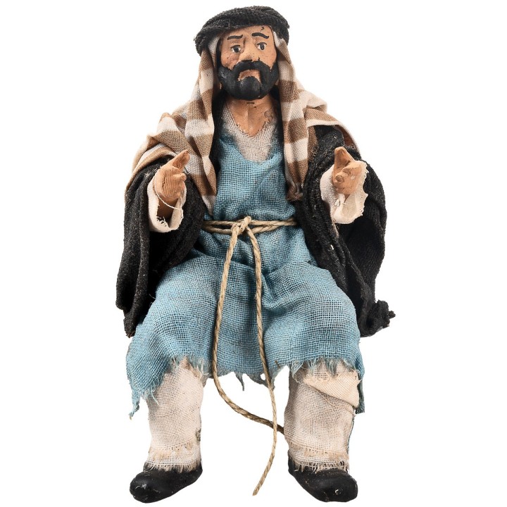 Hombre sentado serie 15 cm en terracota con ropa de tela