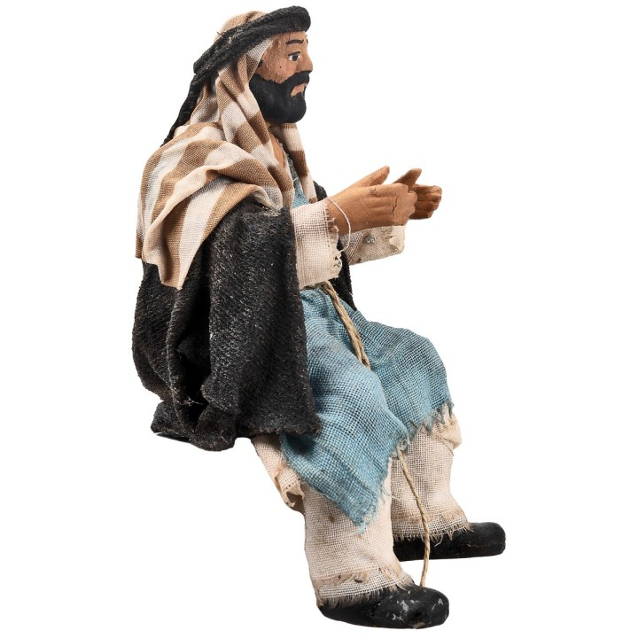 Hombre sentado serie 15 cm en terracota con ropa de tela