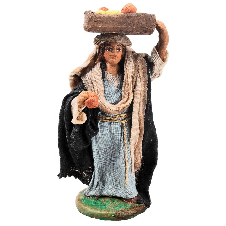 Donna con cassa di frutta 10 cm in terracotta con abiti in