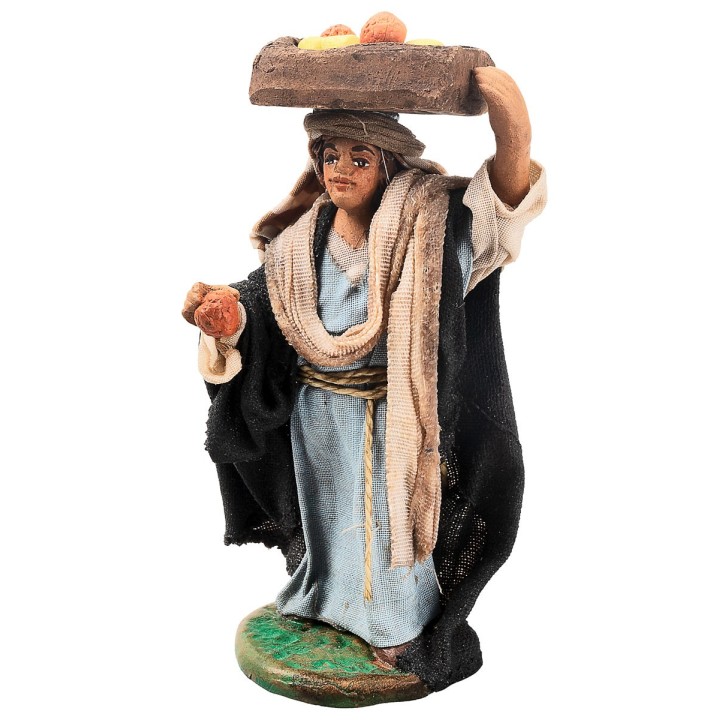 Mujer con caja de frutas 10 cm en terracota con ropa de tela
