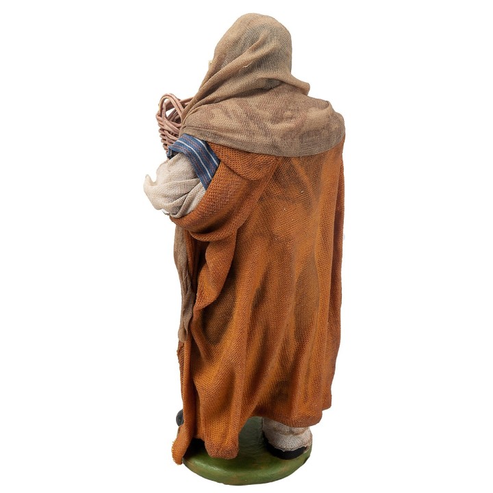 Mujer sentada con tela serie 10 cm en terracota con ropa de tela