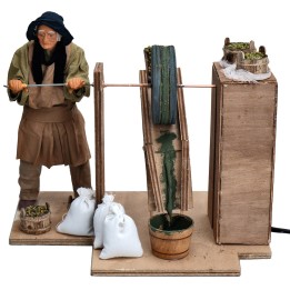 Hombre con molino de aceitunas serie 25 cm en movimiento