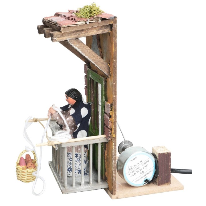 Donna al balcone con paniere 10 cm in movimento