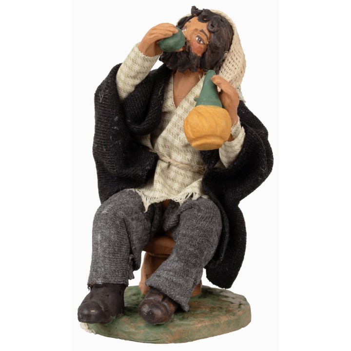Hombre sentado bebiendo serie 12 cm