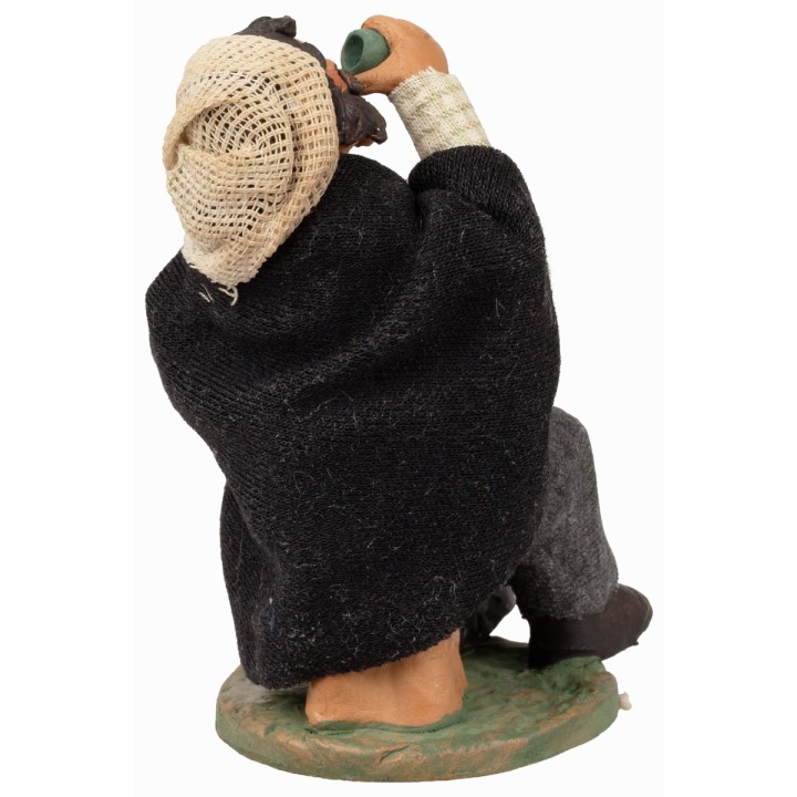 Hombre sentado bebiendo serie 12 cm