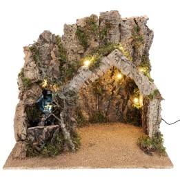 Pesebre iluminado con cabaña de corteza de corcho y arroyo de