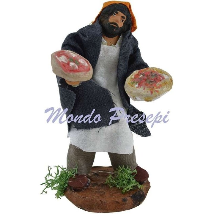 Hombre con pizzas de 10 cm