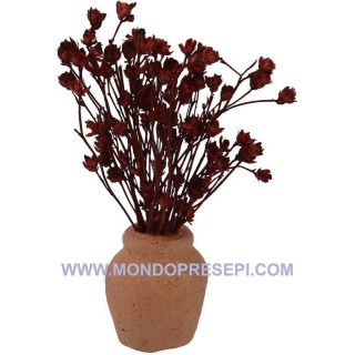 Vaso de terracota con flores burdeos